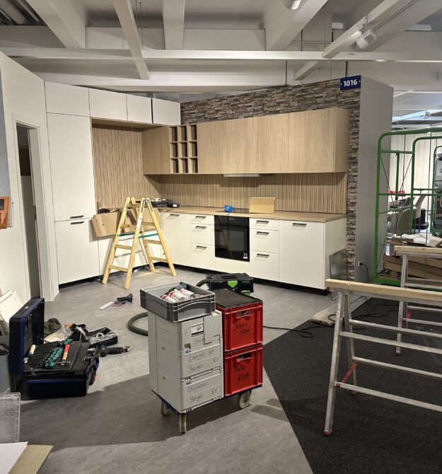 Aufbau einer neuen Koje im Küchenstudio Freiburg