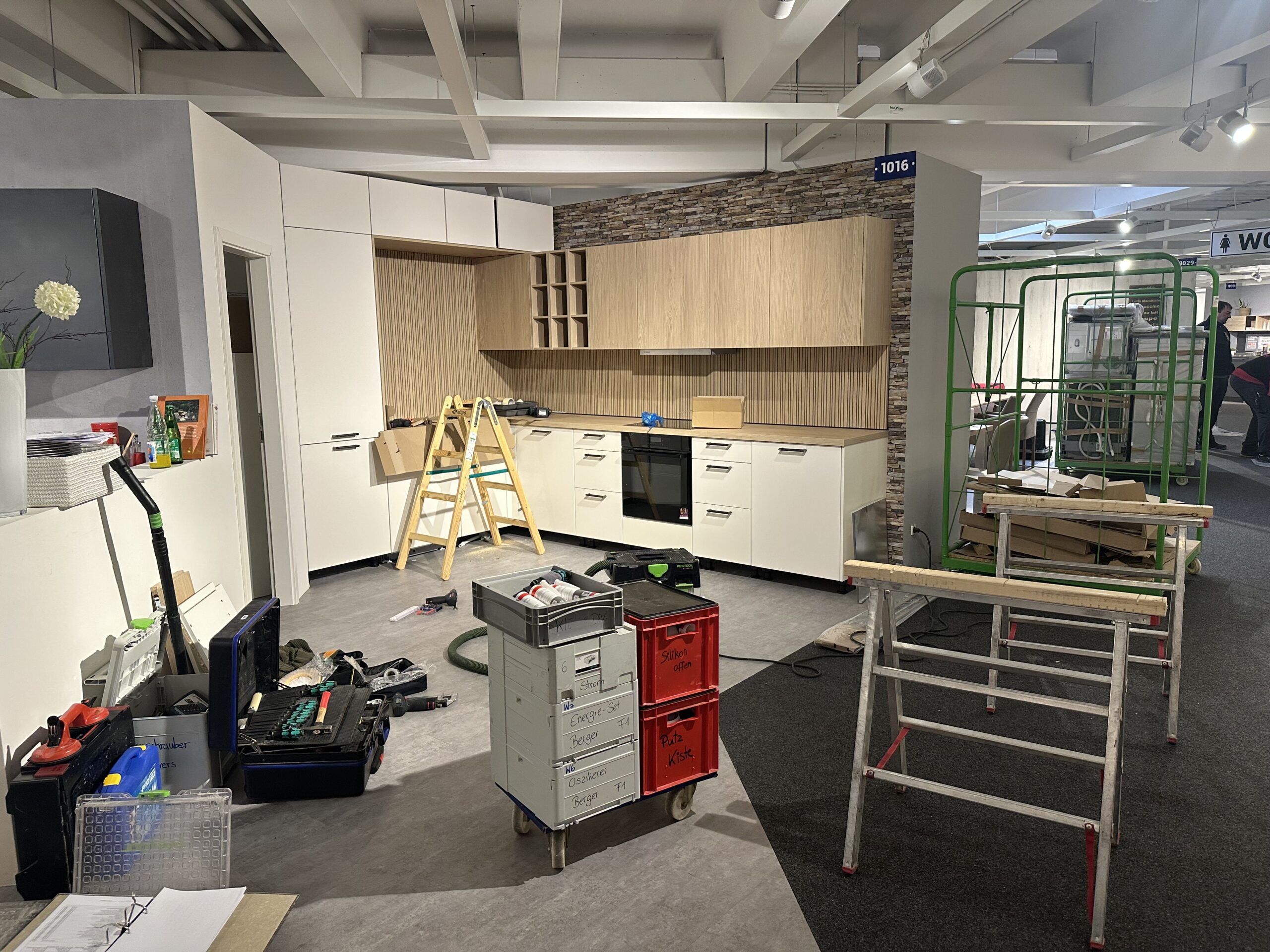 Montage de cuisine : beaucoup d'outils sont nécessaires