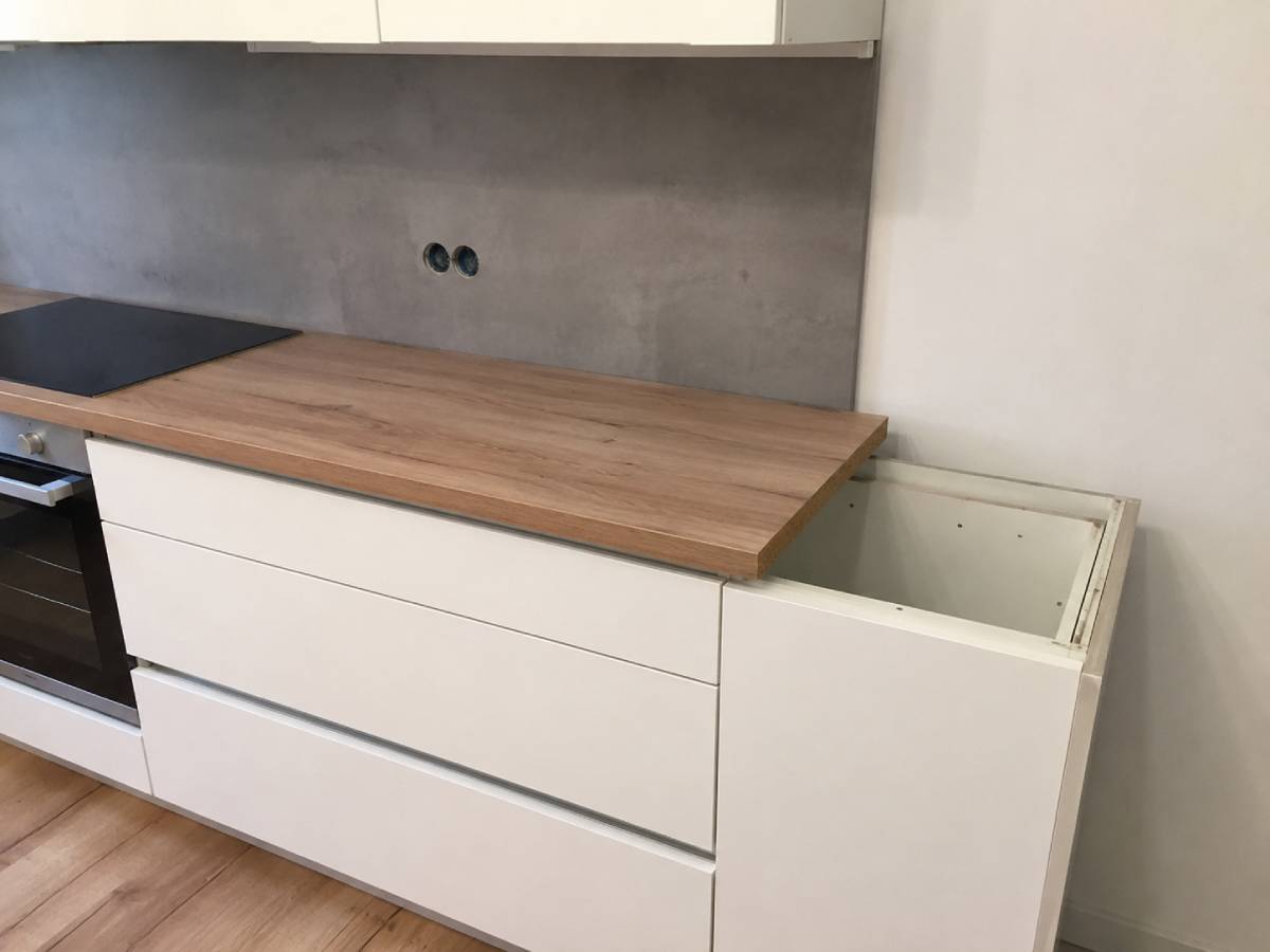 Erreur de planification typique au montage de cuisine : le plan de travail ne convient pas